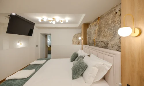 Duplex_Deluxe_bed_and_pillows