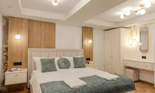 deluxe_Suite_Bedroom1